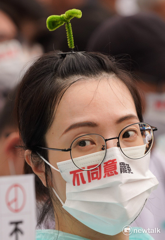 台灣民眾黨今午在民進黨中央黨部前的北平東路舉辦「720民主起義 反罷要贏 台灣要贏」造勢活動，並呼籲支持者在即將舉行罷免國民黨立委投下不同意罷免，現場上萬支持者情緒相當激動。   圖：張良一/攝