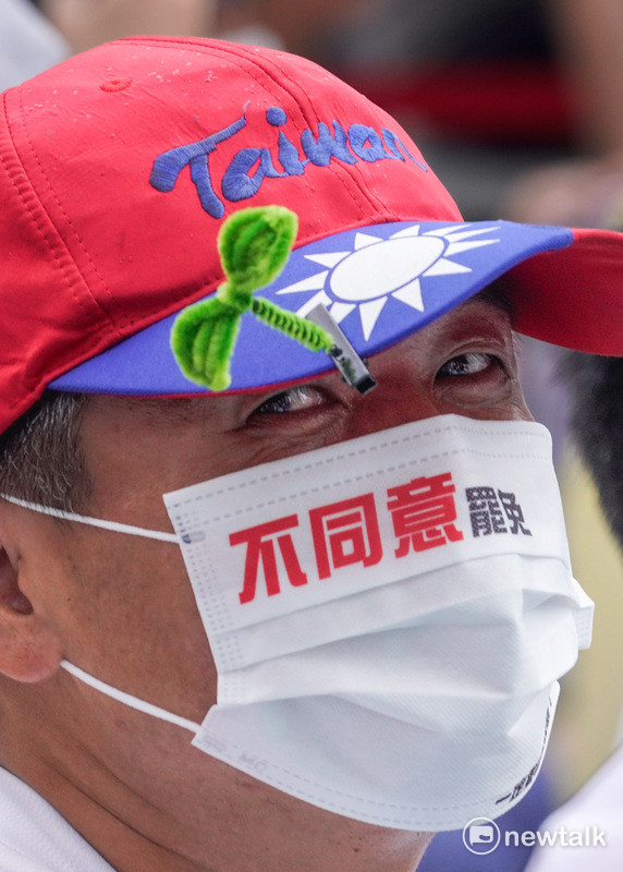 台灣民眾黨今午在民進黨中央黨部前的北平東路舉辦「720民主起義 反罷要贏 台灣要贏」造勢活動，並呼籲支持者在即將舉行罷免國民黨立委投下不同意罷免，現場上萬支持者情緒相當激動。   圖：張良一/攝