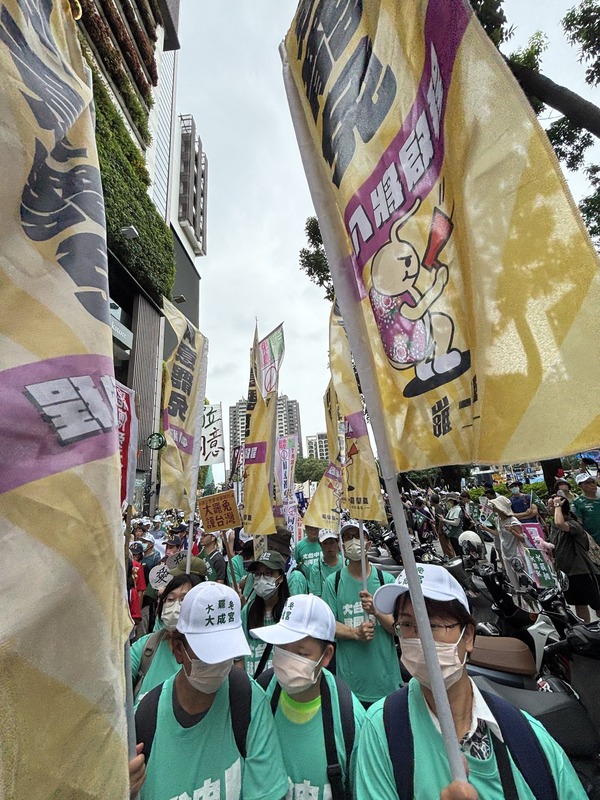 遊行現場人山人海，罷團高呼「台中人覺醒」   圖：翻攝自ㄧ罷擊臣 - 罷免江啟臣 臉書