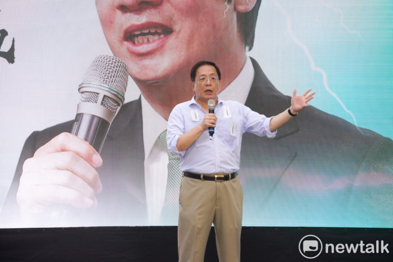 前台大校長管中閩出席台灣民眾黨在民進黨中央黨部前的北平東路舉辦的「720民主起義 反罷要贏 台灣要贏」造勢活動。   圖：張良一/攝