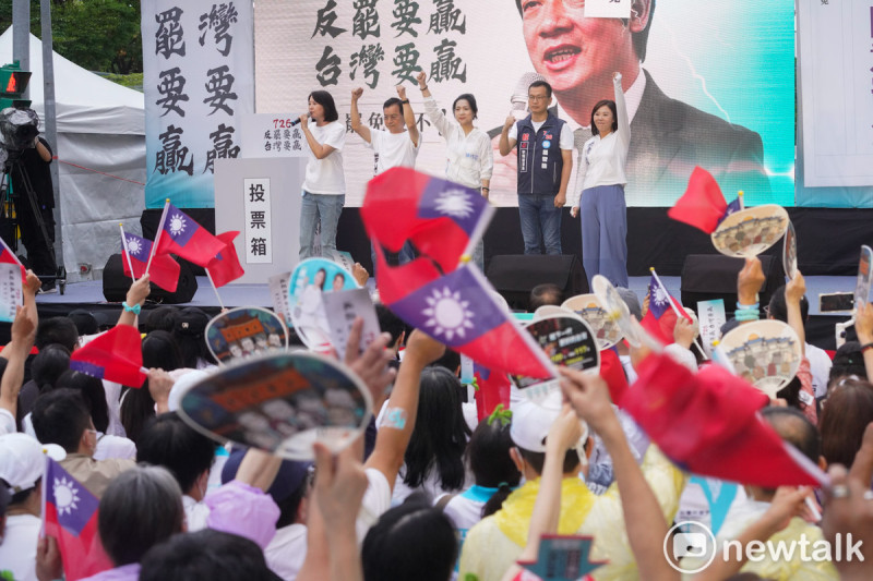 國民黨立委王鴻薇、賴士葆、徐巧芯、羅智強和李彥秀出席台灣民眾黨在民進黨中央黨部前的北平東路舉辦的「720民主起義 反罷要贏 台灣要贏」造勢活動。   圖：張良一 / 攝