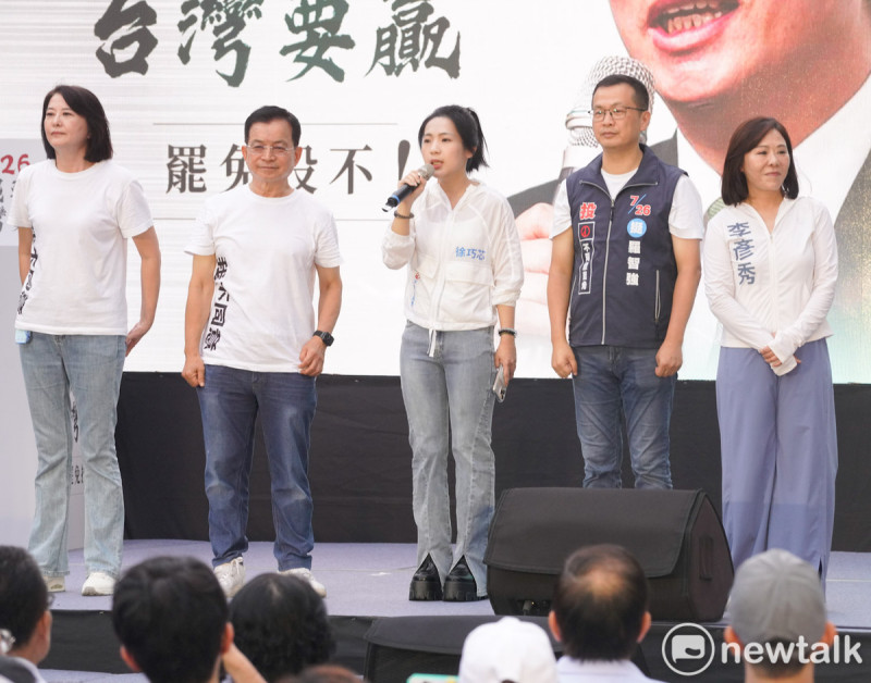國民黨立委王鴻薇、賴士葆、徐巧芯、羅智強和李彥秀出席台灣民眾黨在民進黨中央黨部前的北平東路舉辦的「720民主起義 反罷要贏 台灣要贏」造勢活動。   圖：張良一/攝