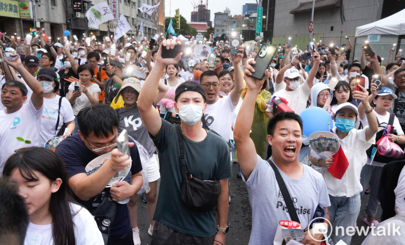 民眾黨支持者在「720民主起義 反罷要贏 台灣要贏」造勢活動點燈，呼應黃國昌主席要求在罷免投票投下不同意罷免，向賴清德總統說不。罷免投票投下不同意罷免，向賴清德總統說不。   圖：張良一/攝