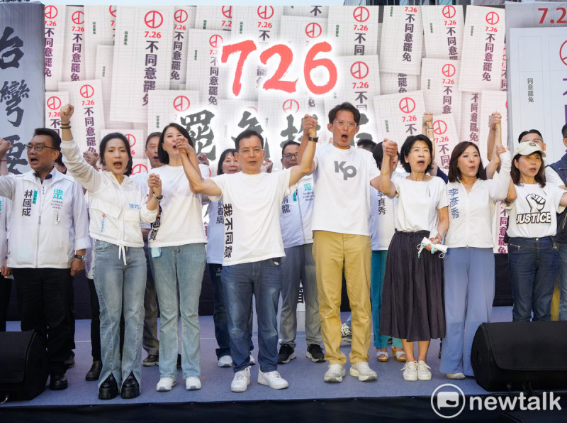 台灣民眾黨主席黃國昌和國民黨立委王鴻薇、賴士葆、徐巧芯、羅智強和李彥秀在「720民主起義 反罷要贏 台灣要贏」造勢活動呼口號，呼籲支持者在罷免投票投下不同意罷免，向賴清德總統說不。   圖：張良一 / 攝