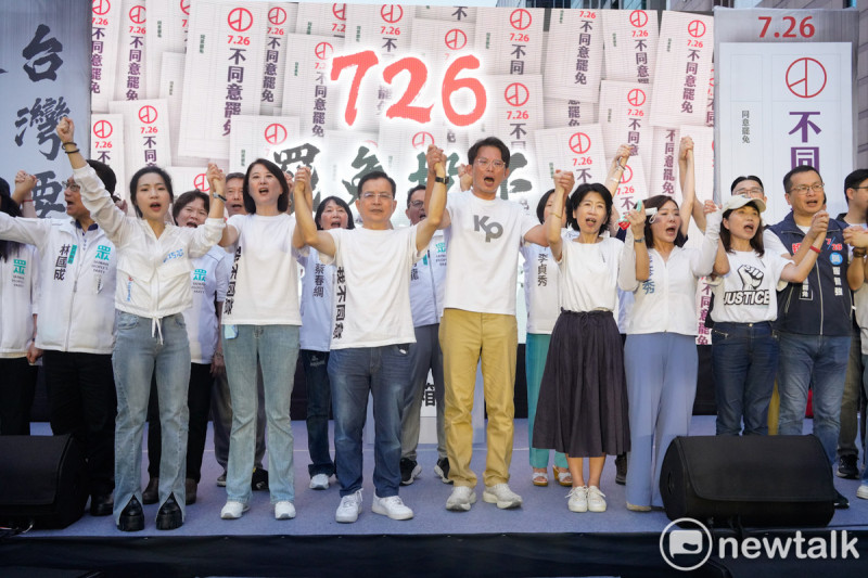 台灣民眾黨主席黃國昌和國民黨立委王鴻薇、賴士葆、徐巧芯、羅智強和李彥秀在「720民主起義 反罷要贏 台灣要贏」造勢活動呼口號，呼籲支持者在罷免投票投下不同意罷免，向賴清德總統說不。   圖：張良一 / 攝