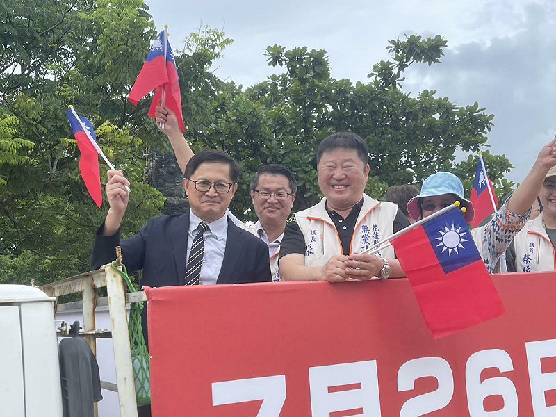 童子賢今日合體花蓮議長張峻在家鄉鳳林掃街呼籲罷免傅崐萁。   圖：讀者提供