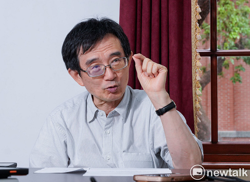 甫卸任228事件基金會董事長薛化元接受新頭殼專訪。 圖:張良一/攝