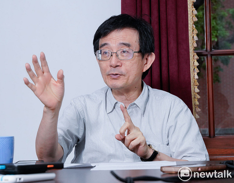 薛化元接受新頭殼專訪。 圖:張良一/攝