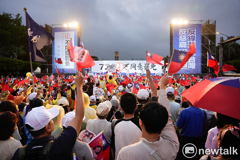 國民黨支持者參加在凱道舉行的「不同意罷免」選前之夜造勢大會。 圖:張良一/攝