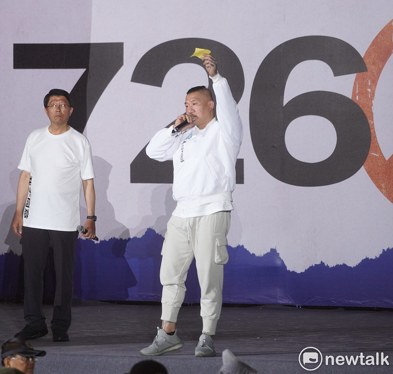 館長陳之漢在在凱道舉行的「不同意罷免」選前之夜造勢大會時被丟冥紙。   圖：張良一/攝