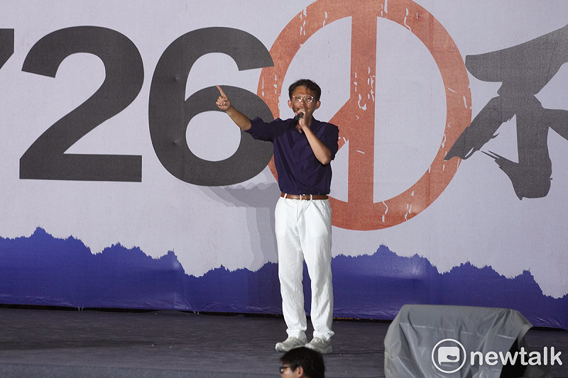 民眾黨主席黃國昌國民黨「不同意罷免」選前之夜造勢大會。   圖：張良一/攝