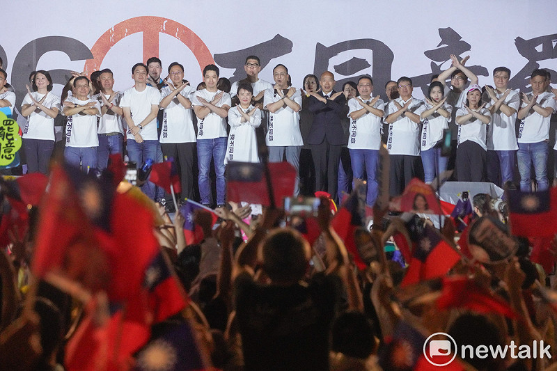 國民黨主席朱立倫、立法院長韓國瑜、台北市長蔣萬安、新北市長侯友宜和國民黨立委在凱道舉行的「不同意罷免」選前之夜造勢大會上比出反惡罷手勢。   圖：張良一/攝