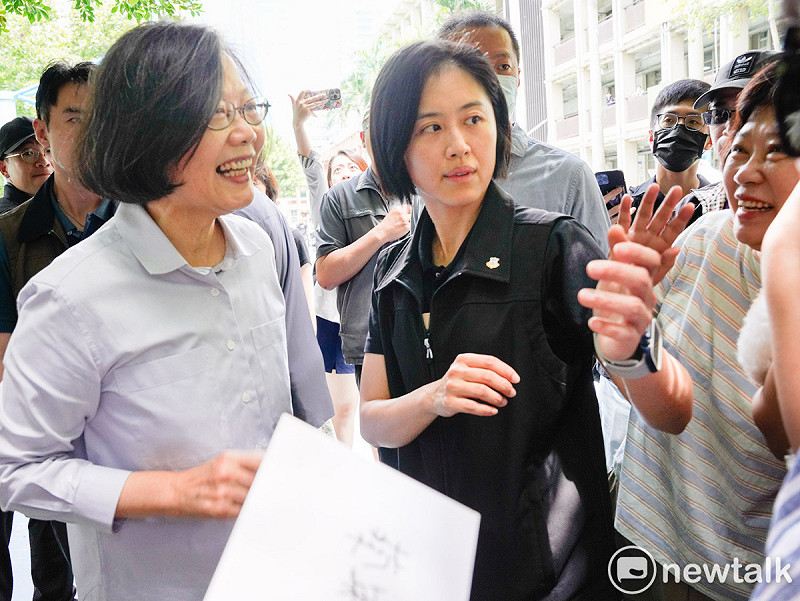 前總統蔡英文前往設在北市建安國小的罷免羅智強投開票所投票後，和市民打招呼。   圖：張良一/攝