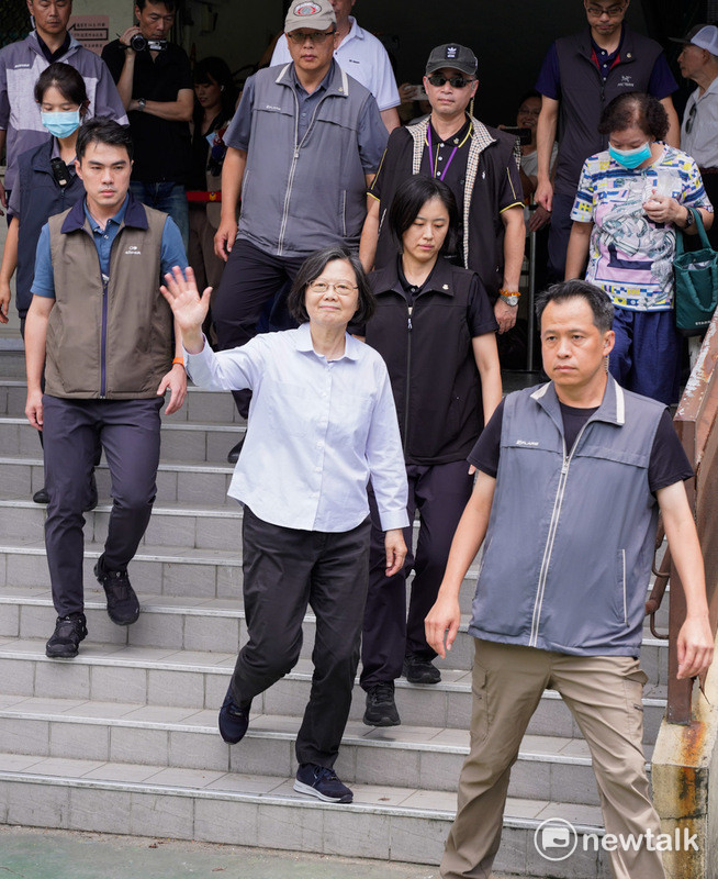  前總統蔡英文前往設在北市建安國小的罷免羅智強投開票所投票。 圖：張良一/攝 