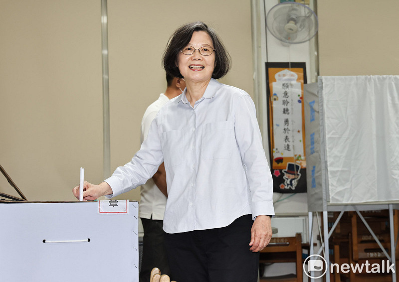 前總統蔡英文前往設在北市建安國小的罷免羅智強投開票所投票。   圖：張良一／攝