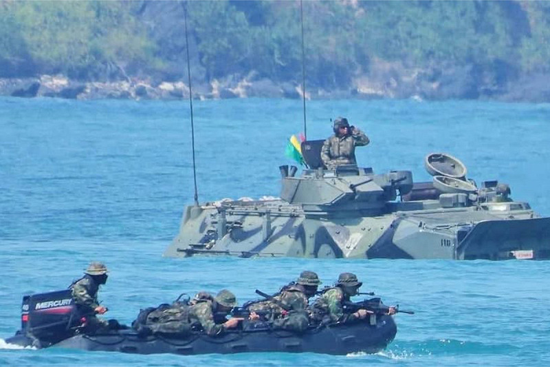泰國、柬埔寨連續交火數日，泰國增派 4 艘軍艦，累計 8 艘軍艦壓境柬埔寨。   圖：翻攝自@BangkokPostNews