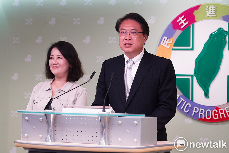 民進黨秘書長林右昌、立院黨團幹事長吳思瑤舉行記者會，回應大罷免投票結果。   圖：張良一/攝