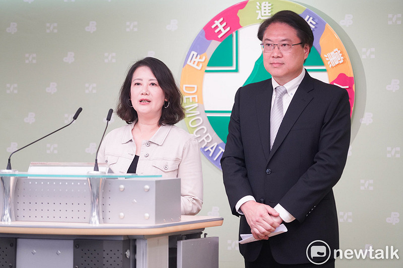 民進黨秘書長林右昌和立院黨團幹事長吳思瑤舉行記者會，回應大罷免投票結果。   圖：張良一/攝