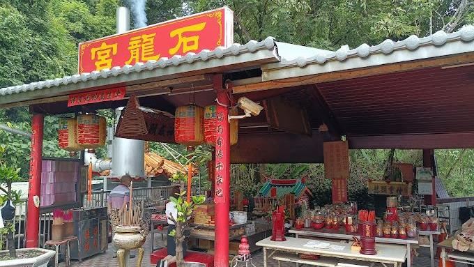 南投中寮石龍宮有「泡麵土地公」之稱，現場以提供信眾泡麵為名。   圖：翻攝自Google Map