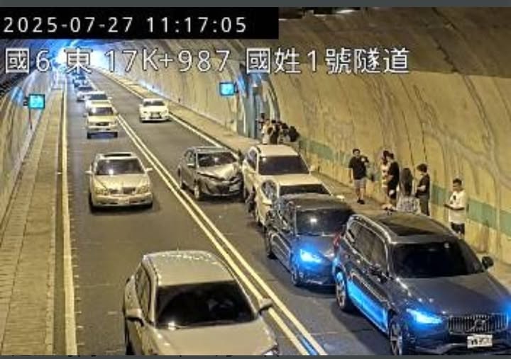 國道1號發生連環車禍，車輛回堵嚴重。   圖：翻攝自記者爆料網臉書