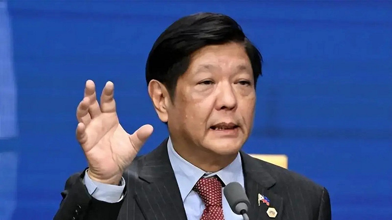 菲律賓總統小馬可仕（Ferdinand Marcos Jr.）發表講話，他於國情咨文中多次提及「領土完整的挑戰」及美國對菲援助，並稱「我們虧欠美國」。   圖：翻攝自藍星筆記