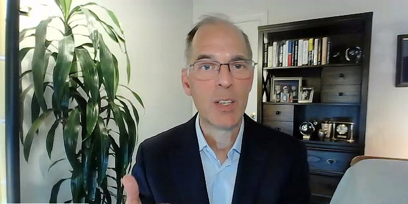 穆迪首席經濟學家贊迪（Mark Zandi）示警美國經濟「正處於衰退的懸崖邊緣。這是上周大量經濟數據傳遞出的明確信息」   圖：翻攝自 Mark Zandi的 X