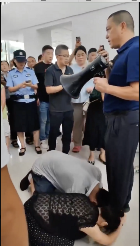 被霸凌者父母下跪求校園給出說法。 圖:翻攝自@Wanted_in_China 被霸凌者父母下跪求校園給出說法。 圖:翻攝自@Wanted_in_China