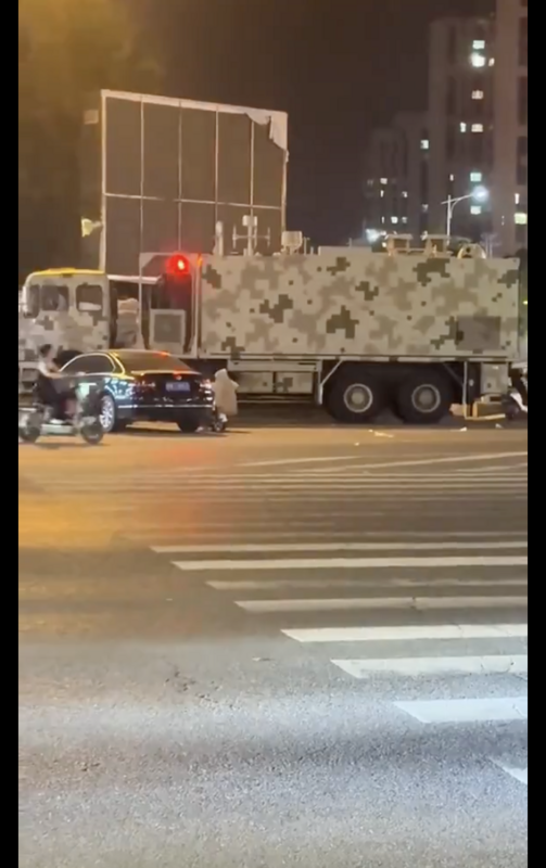 四川江油市道路出現軍用訊號干擾車。 圖:翻攝自@whyyoutouzhele 四川江油市道路出現軍用訊號干擾車。 圖:翻攝自@whyyoutouzhele