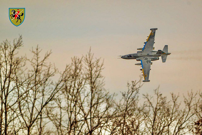  烏軍 Su-25 攻擊機搭載兩枚由法國製造的 AASM-250「錘子」導彈。 @NOELreports 
