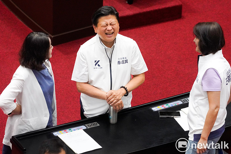 國民黨立院黨團總召傅崐萁、書記長王鴻薇和民進黨團幹事長吳思瑤在立院議場交談。   圖：張良一/攝