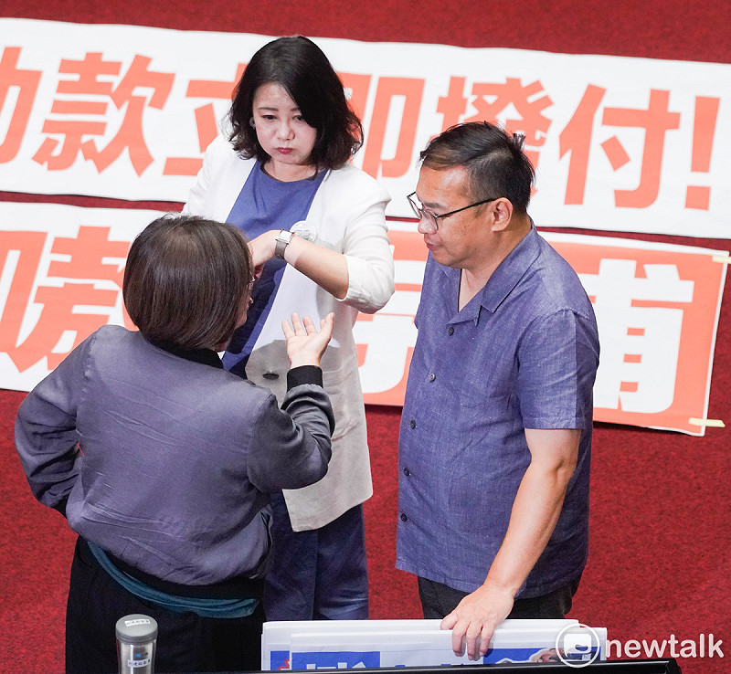 民進黨立委王義川在立院院會和民進黨立院黨團幹事長吳思瑤、書記長陳培瑜交談。   圖：張良一/攝