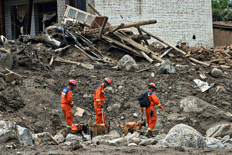 中國甘肅省蘭州市榆中縣週四（7日）晚間遭遇強降雨，引發山洪和泥石流災害，至今（9）日傍晚，已造成 15亡、28人失聯。至少 2,540餘間房屋受損、3,620畝農田遭沖毀，逾3萬人受災。   圖：翻攝自微博