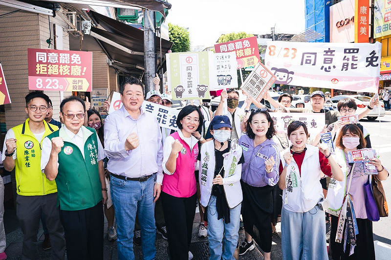 民進黨代理秘書長為罷免羅明才掃街。   圖：翻攝自蘇巧慧臉書
