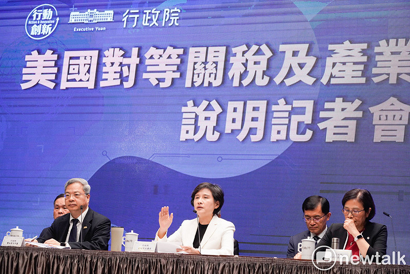 行政院副院長鄭麗君、秘書長龔明鑫、對美談判總代表楊珍妮等人11日下午舉行記者會，針對外界關注美國對等關稅相關議題及產業支持方案，進行回應及說明。   圖：張良一/攝