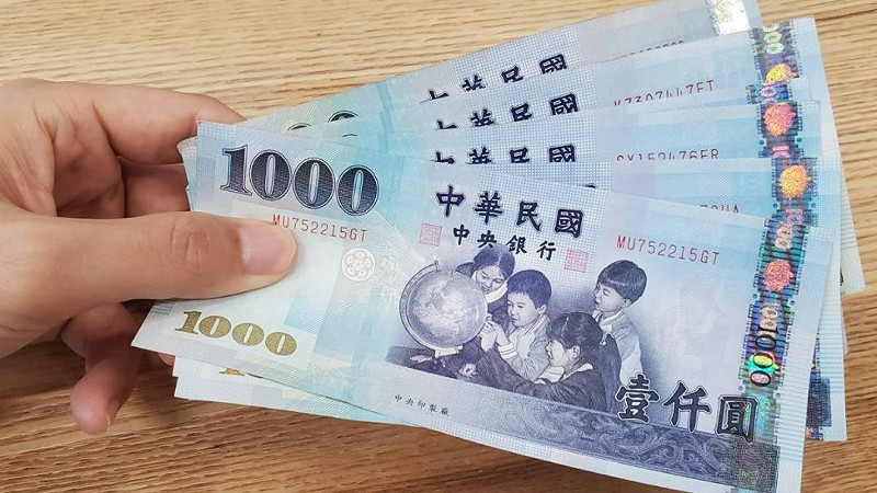 主計總處（11）日公布最新薪資統計，六月全體受僱員工的經常性薪資平均為 47,798元，年增 2.84%、月減 0.01%，；加計獎金與加班費 8,713元後，總薪資平均為 56,511元，月減 8.85%、年增 1.88%。   