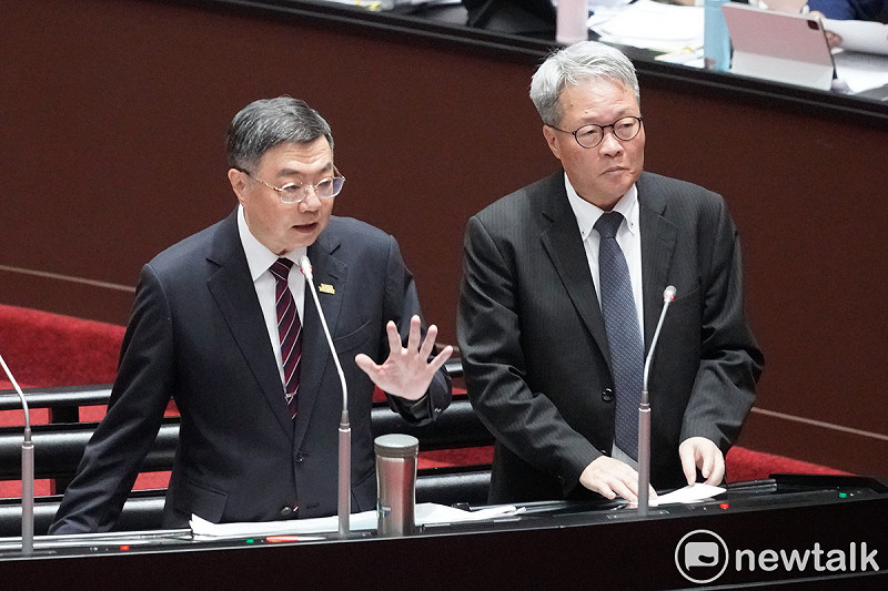 行政院長卓榮泰今（12）天在立法院院會就丹娜絲颱風及728豪雨災後復原重建進行專案報告並備質詢。圖為卓榮泰與公共工程會主委陳金德在立院院會備詢。   圖：張良一/攝