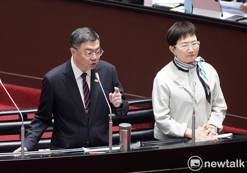 行政院長卓榮泰今天在立法院院會就丹娜絲颱風及728豪雨災後復原重建進行專案報告並備質詢。圖為行政院長卓榮泰和財政部長莊翠雲在立院院會備詢。 圖:張良一/攝