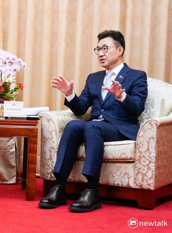 立法院副院長江啟臣今（13）天上午接見「亞洲臺灣商會聯合總會第33屆總會長及幹部」。他說，由於要代表立院接見外賓，因此不參加罷免說明會，同時也在臉書上附上答辯書。   圖：張良一/攝
