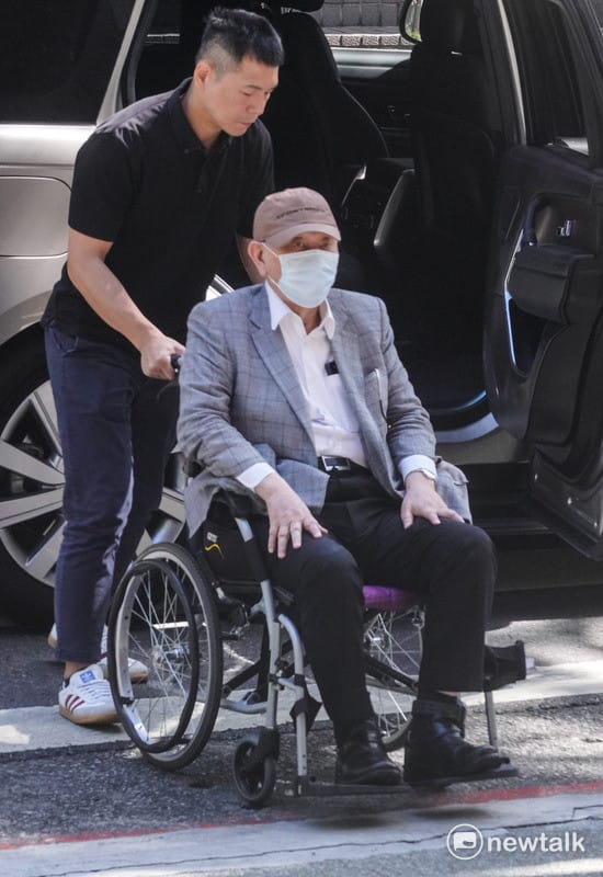 有媒體25日踢爆，沈慶京於西洋情人節前夕，與一名女子進出某音樂餐廳，甚至還站起來與女子跳舞，與先前出庭狀況相比好的不少。對此，沈慶京稍早表示，自己跳舞只是在復健，好讓自己身心能夠恢復健康。&nbsp;&nbsp;&nbsp;圖：張良一/攝（資料照）