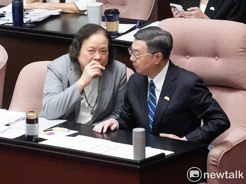 行政院長卓榮泰今（21）日將在行政院會拍板明年度中央政府總預算案。圖為卓榮泰日前在立法院會休息時間和主計長陳淑姿交換意見。   圖：張良一/攝