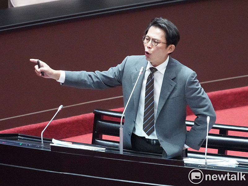 行政院長卓榮泰上午就「全額撥付114年度對地方政府之一般性補助款及原住民族地區基本設施維持費等相關事宜」到立法院院會進行專案報告並備質詢。圖為民眾黨團總召黃國昌質詢卓榮泰。   圖：張良一/攝