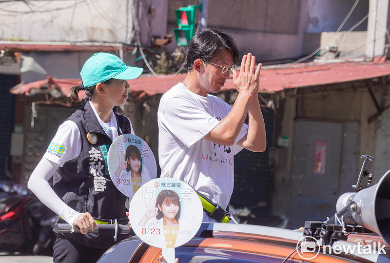 台灣民眾黨主席黃國昌在多名民眾黨工陪同下，在北市萬華區車掃，尋求民眾支持核三延役投同意票。   圖：張良一/攝