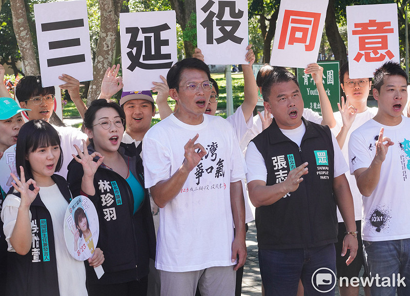 民眾黨立委黃國昌2024年曾揭露「中華民國迷你足球協會」以偽造變造單據詐領教育部體育署補助。圖為台灣民眾黨主席黃國昌在多名民眾黨工陪同下，在北市萬華區車掃，尋求民眾支持核三延役投同意票。   圖：張良一/攝