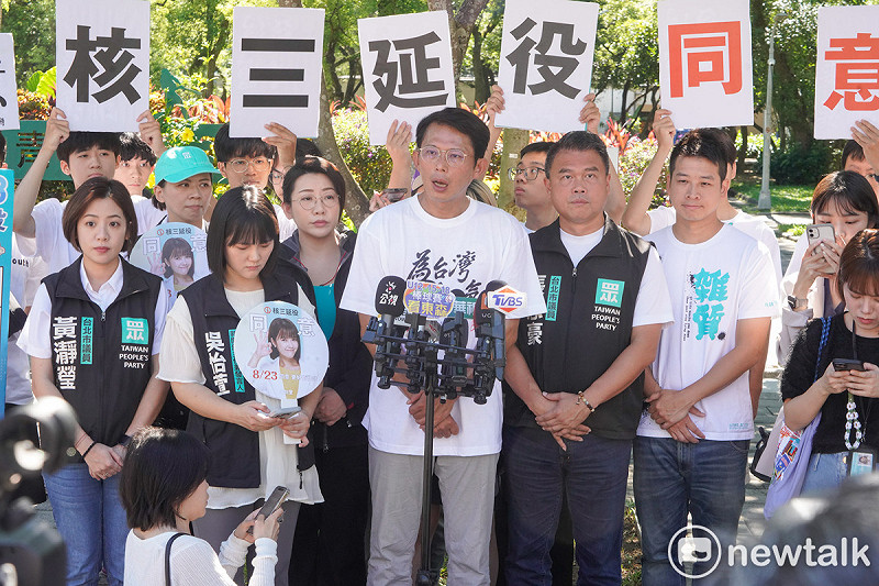 台灣民眾黨主席黃國昌在多名民眾黨工陪同下,在北市萬華區車掃,尋求民眾支持核三延役投同意票。 圖:張良一/攝