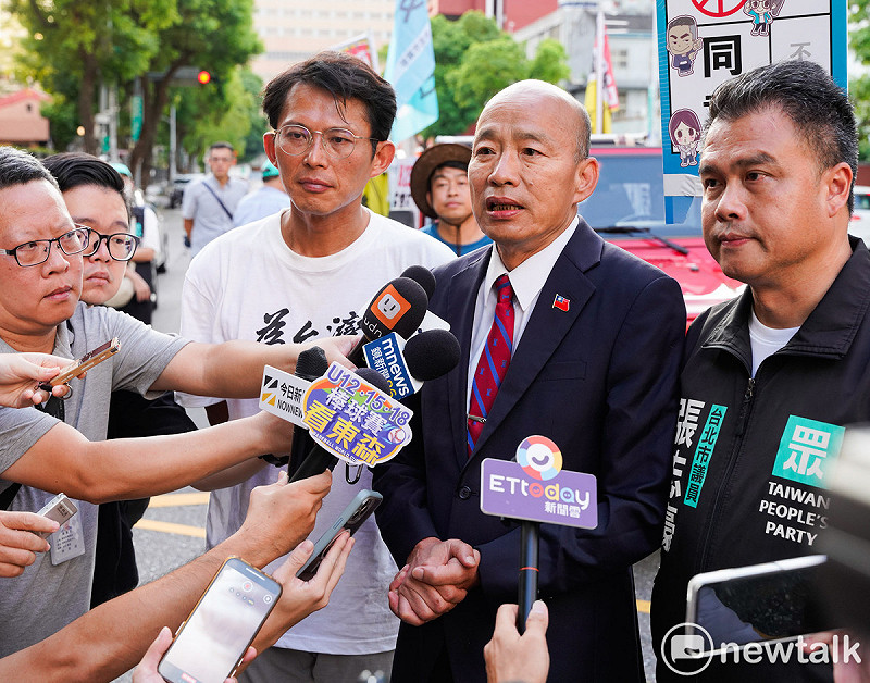 立法院長韓國瑜、民眾黨立院黨團總召為週末即將舉行的核三延役公投,聯袂車掃尋求民眾支持,投同意票。 圖:張良一/攝