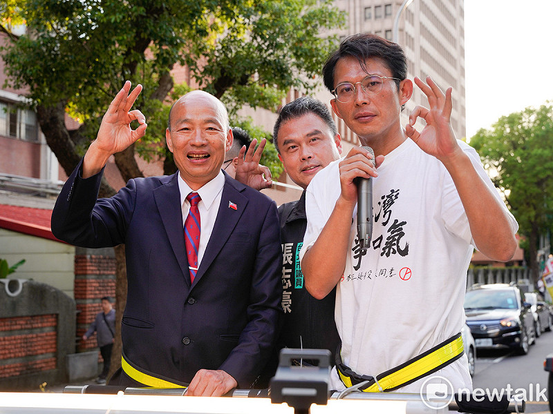 立法院長韓國瑜、民眾黨立院黨團總召為週末即將舉行的核三延役公投，聯袂車掃尋求民眾支持，投同意票。   圖：張良一/攝