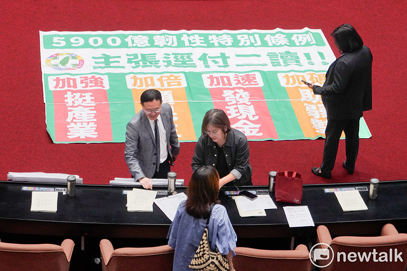 立法院會今天處理行政院的韌性特別條例修正草案，民進黨團提議逕付二讀，並在國、眾兩黨無異議下，逕付二讀。   圖：張良一/攝