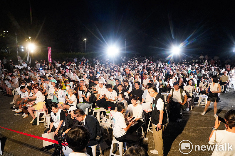 台灣民眾黨在核三延役公投投票前夕,在台北榮星花園舉辦「8/22公投之夜 Taiwan Restart」造勢晚會。圖為參與造勢晚會的民眾黨支持者。 圖:張良一/攝