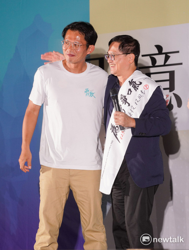 台灣民眾黨在核三延役公投投票前夕,在台北榮星花園舉辦「8/22公投之夜 Taiwan Restart」造勢晚會。圖為民眾黨主席黃國昌向和詩碩董事長童子賢致意。。 圖:張良一/攝