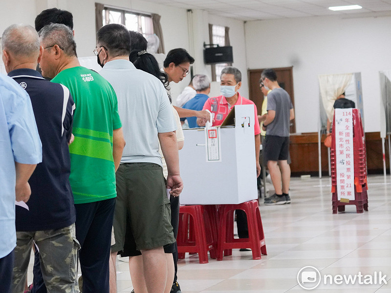 核三延役公投今舉行,民眾黨主席黃國昌前往板橋一投開票所投票。 圖:張良一/攝 核三延役公投今舉行,民眾黨主席黃國昌前往板橋一投開票所投票。 圖:張良一/攝